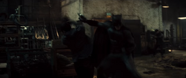 Batman luchando contra criminales