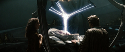 Jor-El y Lara observan a Kal-El con el Códice