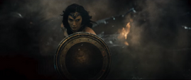 Wonder Woman usa su escudo