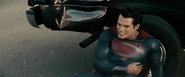 Superman sentado cerca de un auto en Smallville