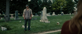 Clark en el cementerio frente a Lois