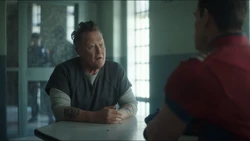 Smith escucha a Christopher compararse con una entrepierna.