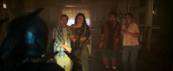 La Familia Reyes ve a Jaime con su armadura