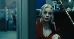 Quinzel le pregunta a Krill sobre Milton.