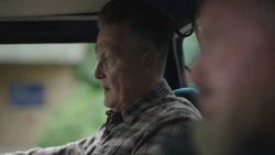 Smith le cuenta a su ario que planea matar a Christopher.