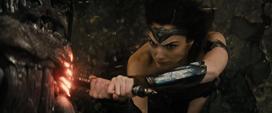 Wonder Woman se defiende de Doomsday