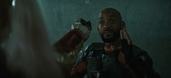 Deadshot apuntado por Harley