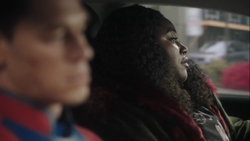 Adebayo charla con Smith en su auto