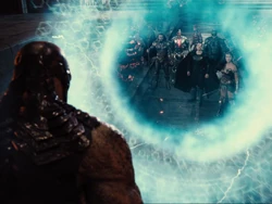 Darkseid observa furiosamente a Liga de la Justicia tras la muerte de Steppenwolf.