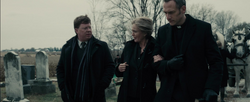Martha habla con Ross en el funeral