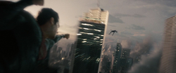 Superman pegándole a Zod mientras vuelan