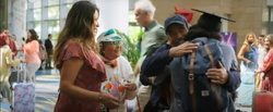 La Familia Reyes abraza a Jaime tras su graduación