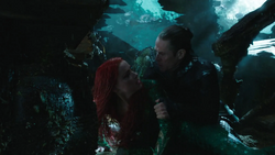 Vulko protegiendo a Mera