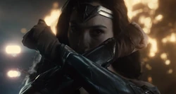 Prince usa sus brazaletes contra Steppenwolf