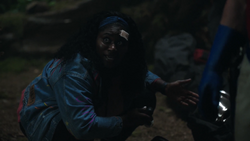 Adebayo convence a John de infiltrarse