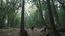 Emilia y Leota buscan el casco en el bosque