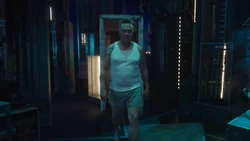 Smith entra a la bodega.