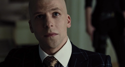 Luthor revela la identidad de Batman