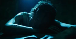 Kara despierta en su celda