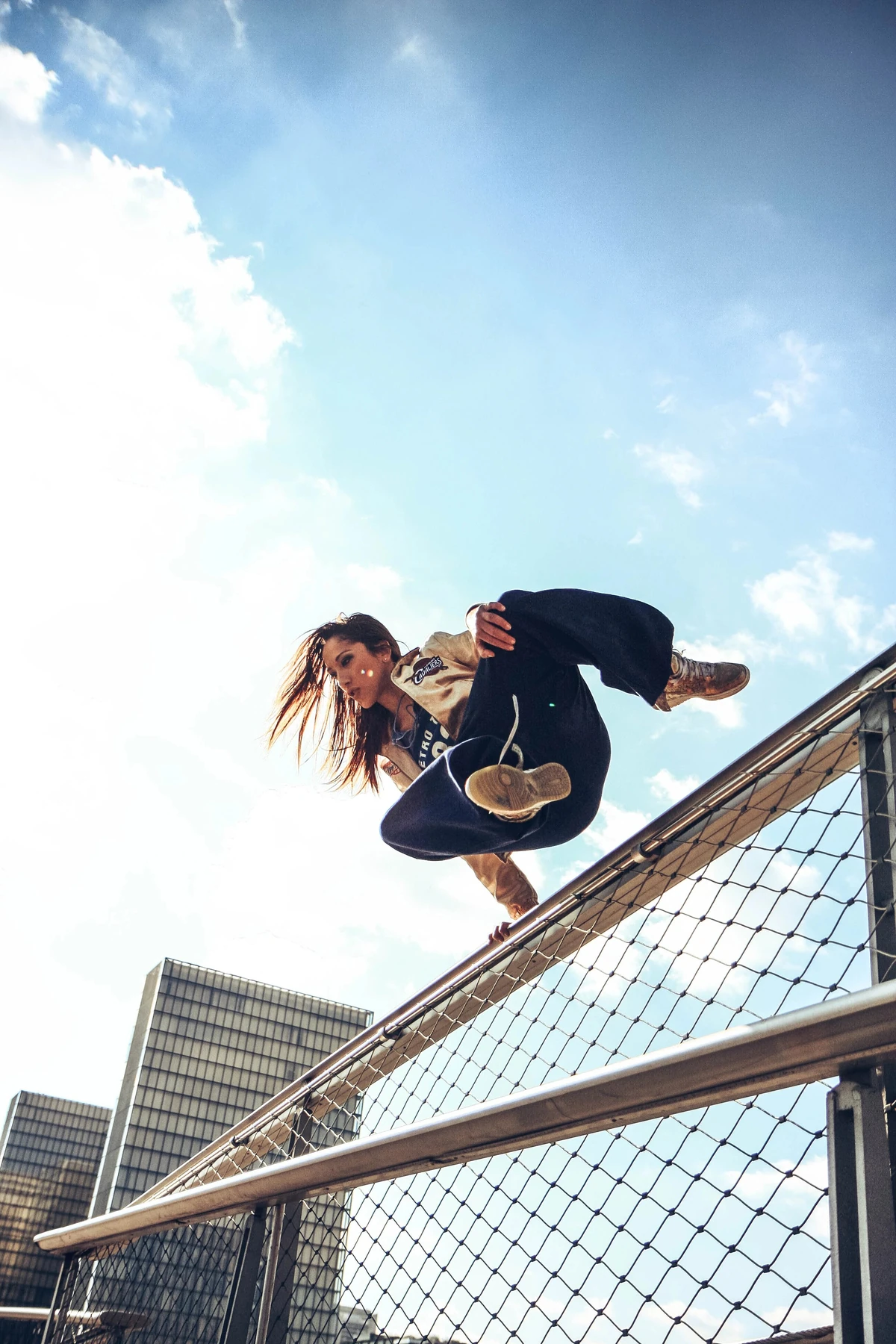 Прыгает через забор. Человек у забора. Прыгать через забор. Паркур через забор. Девушка на перилах.