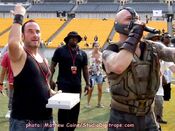 73c3ba1ab1bc.jpg (100 KB) Tom Hardy on set as Bane.