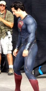 Superman-man-of-steel-set-photo-costume-henry-cavill-02.jpg (87 KB) Henry Cavill on set as Superman between shooting.