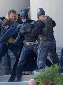 9314i.jpg (149 KB) Christian Bale and Tom Hardy as Batman and Bane fighting on set.