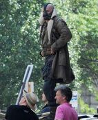 Tom-hardy-bane-2.jpg (161 KB) Tom Hardy on set as Bane