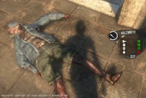 Maskierter Geher, der mit einem Holzbrett bewaffnet war