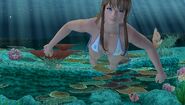 Hitomi swimming