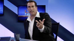Rob Riggle, en el papel de Frank West.