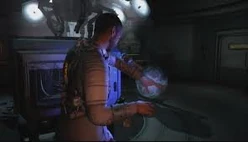 Isaac obteniendo el Módulo de Kinesis después de piratear una máquina que utiliza esta herramienta en Dead Space 2. Nótese cómo el color del Módulo varía entre Dead Space y Dead Space 2, ya que claramente se puede ver que aquí éste brilla de un color índigo-azul, y en Dead Space brilla de color blanco.