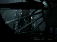 Мерсер проводит молитву перед Обелиском на палубе экипажа