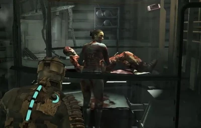 Verrückte Frau operiert einen Mann