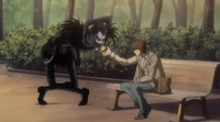 Light dando una manzana a Ryuk.