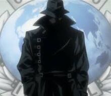 Watari frente a los miembros de la policía