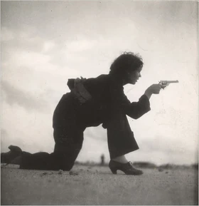 Vrouw oefent in het schieten van een revolver, in een trainingskamp van de republikeinen. Augustus 1936.