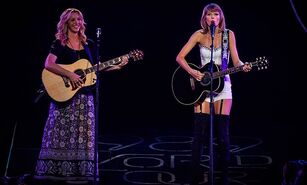 Taylor Swift and Lisa Kudrow give Smelly Cat the stadium gig it always deserved