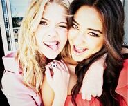 Emily-and-Hanna-emily-fields-and-hanna-marin-26790409-500-415