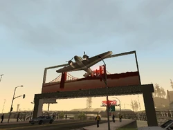 Ein Flugzeug über der Einfahrt des EBA