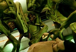 Außerirdische untersuchen Michael in ihrem Raumschiff