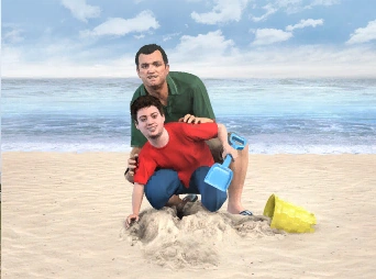 Jimmy als Kind und Michael spielen am Sandstrand