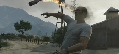 Trevor wirft mit voller Wucht mit einem Molotow-Cocktail