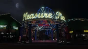 Der Pleasure-Pier-Eingang bei Nacht