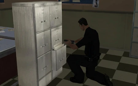 Ein Officer prüft seine Dienstwaffe, 1992