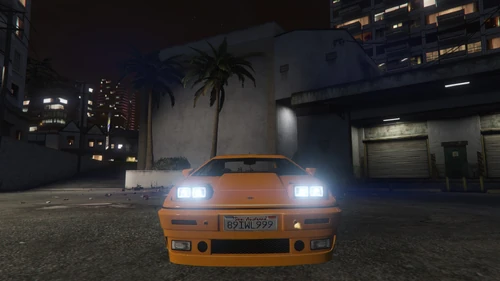 Frontansicht mit aktiviertem Licht und feuernden Fahrzeugwaffen