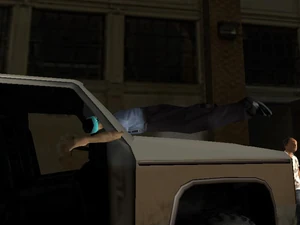 Ein Überfahrener, der quasi im Auto steckt