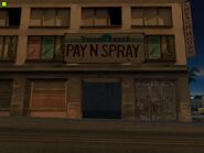 Pay’n’Spray, Verona Beach (in der PC-Version ist der „Verona Beach“-Schriftzug blau, in der PlayStation-2-Version orange. Das Grafitto rechts neben der Garage ist auf dem PC eine Schmiererei, auf der PS2 liest es „Grove St“)