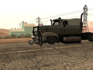 Motorrad steckt in einem Fahrzeug