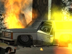 Ein Auto steckt in einem anderen Auto